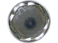 Obrazek Tablett Metall rund, d 35 cm, Blumenform, mit fein ziseliertem floralem Muster