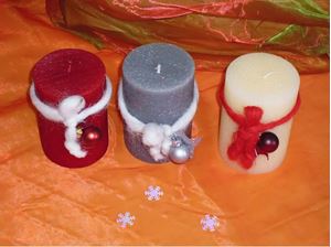Εικόνα της Kerzen Weihnacht, d 7 cm, Höhe 10 cm, 3 Farben sortiert mit Schleife