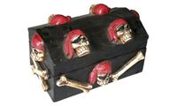 Obrazek Piratentruhe mit geschnitzen Totenköpfen