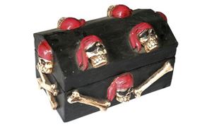 Obrazek Piratentruhe mit geschnitzen Totenköpfen